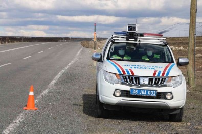 Kars'ta Jandarmanin Trafik Kontrolleri Sürüyor