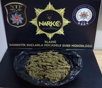 Polisi Görüp Kaçmaya Çalisti, Attigi Posetten Uyusturucu Çikti