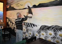 Ruhsuz Duvarlari Hayalleriyle Renklendiriyor