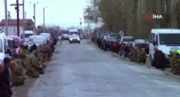 Ukraynalilar Savasta Hayatini Kaybeden Askeri Diz Çökerek Son Yolculuguna Ugurladi