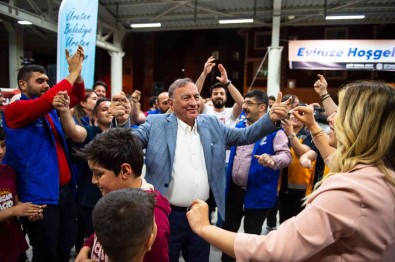 Üniversitelilerden Baskan Akay'a Dogum Günü Sürprizi