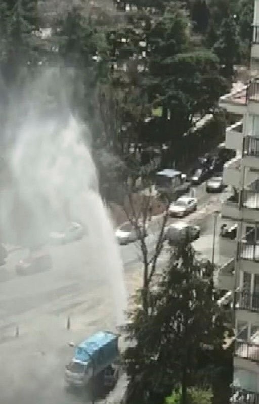 Kadıköy'de İSKİ'ye ait su borusu patladı