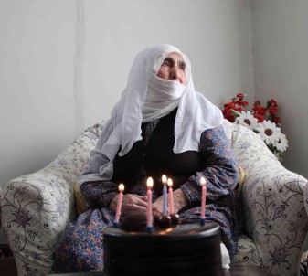 Asirlik Çinar, Ilk Kez Mum Üfleyip Pasta Kesti