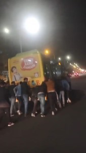Diyarbakir'da Özel Halk Otobüsünün Yakiti Bitti, Yolcular Itti