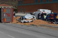 Kütahya'da Talas Yüklü Kamyon Otomobilin Üzerine Devrildi Açiklamasi 1 Ölü, 1 Yarali