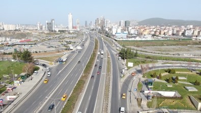 Ramazan Ayinin Ilk Gününde Istanbul'da Trafik Yollar Bos Kaldi
