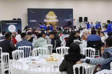 Toplu Iftar Gelenegi Yeni Mahalle'de Yasatiliyor