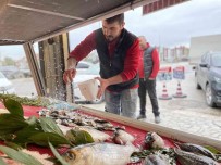 Avlanma Yasagi Basladi, Tezgahlari Olta Baliklari Süslüyor