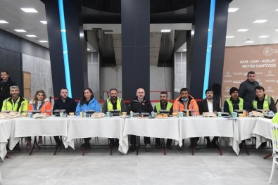 Bakan Karaismailoglu, AKM-Gar-Kizilay Metro Santiyesi Isçileriyle Sahur Yapti