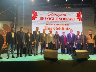 Beyoglu'nda Roman Vatandaslar Iftar Sofrasinda Bir Araya Geldi