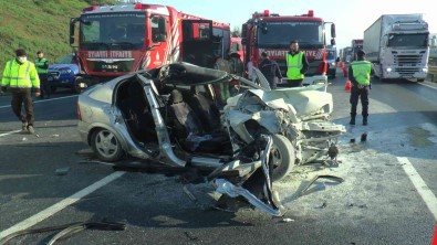 Çekmeköy'de Otomobil Kamyona Hizla Çarpti Açiklamasi 1 Ölü, 1 Yarali