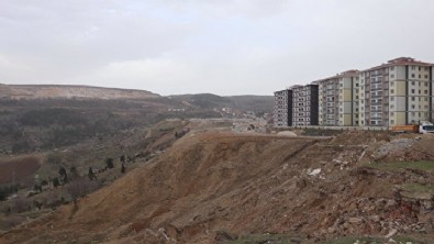 Dev yarıklar oluştu: İstanbul'un yanı başında korkutan görüntü