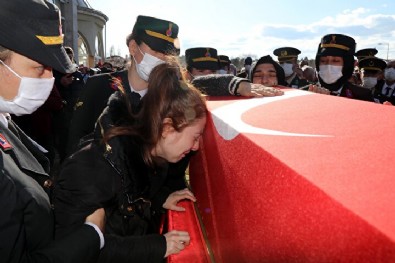 Pençe-Kilit şehidine veda: Hamile eşi tabuta sarılıp gözyaşı döktü