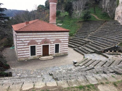 Rumeli Hisarı'ndaki Boğazkesen Fetih Mescidi'nden rahatsız olan tiyatroculardan İmamoğlu'na çağrı: Mekanımızı geri istiyoruz