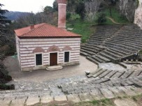 Rumeli Hisarı'ndaki Boğazkesen Fetih Mescidi'nden rahatsız olan tiyatroculardan İmamoğlu'na çağrı: Mekanımızı geri istiyoruz