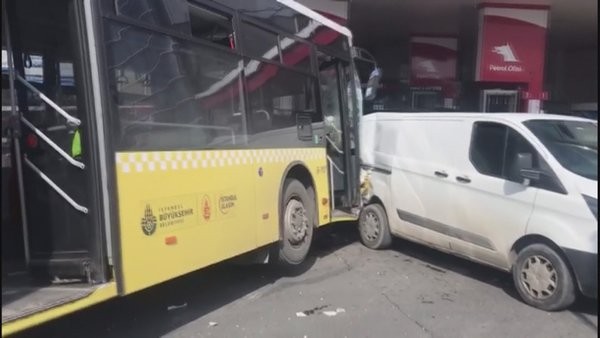 Şoförü kalp krizi geçiren İETT otobüsü 6 araca çarptı!