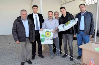 Afyonkarahisar'da 13 Bin 400 Kilogram Ayçiçek Tohumu Dagitildi