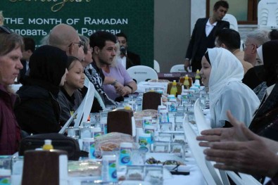 Alanya'da Yasayan 130 Milletten Yerlesik Yabancilar Iftar Sofrasinda Bulustu