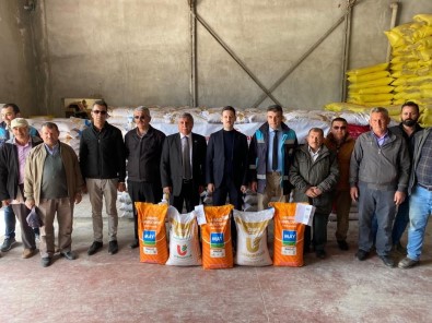 Altintas'ta Çiftçilere Yüzde 75 Hibeli Yaglik Ayçiçegi, Nohut Ve Kuru Fasulye Tohumu Dagitildi