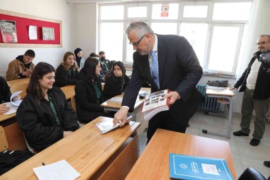 Baskan Kiliç'tan Gençlere TYT Soru Bankasi