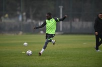 Bursaspor Kulübü Kadro Disi Biraktigi Thievy Bifouma'yi Affetti