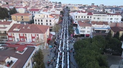Dev Cadde Trafige Kapandi, 5 Bin Kisi Iftar Yapti