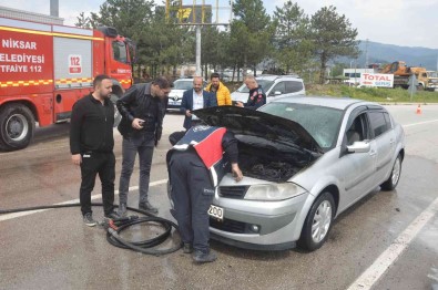 Kirmizi Isikta Beklerken Alev Alan Yandi