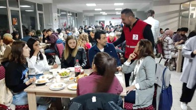 Kizilay Gönüllüsü 200 Genç Iftarda Bulustu