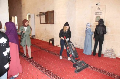 Mardin'de Üniversite Ögrencileri Tarihi Ulu Cami'yi Temizledi