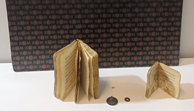 Piyasa Degeri 3 Milyon TL Olan 5 Asirlik 2 Adet Kur'an-I Kerim Ele Geçirildi