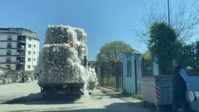 Sultanbeyli'de Asiri Yük Dolu Olan Kamyonetin Tehlikeli Yolculugu Kamerada