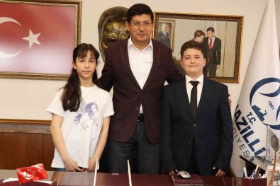 Baskan Özcan Makam Koltugunu Çocuklara Devretti