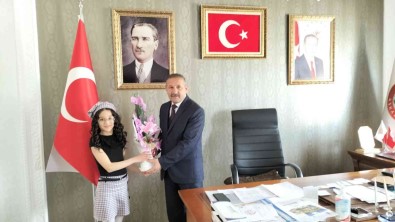 Baskan Yaptirmis, 23 Nisan'da Koltugu Çocuklara Devretti