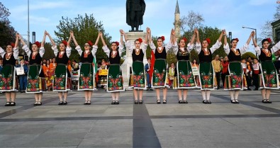 Bulgar Folklor Ekibi Ve Vatandaslar Edirne'de Ankara Havasi Oynadi