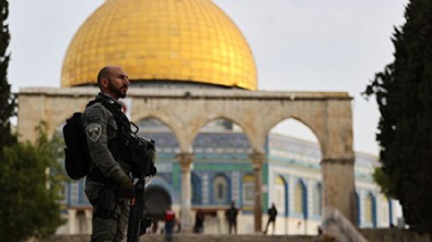 Filistin'de zulüm devam ediyor: İşgalci İsrail polisi Mescid-i Aksa'ya bir baskın daha düzenledi