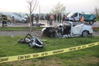 Karsi Seride Geçen Otomobil Dehset Saçti Açiklamasi 2 Ölü, 1 Agir Yarali