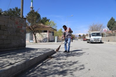 Mahallelerde Temizlik Çalismalari Devam Ediyor