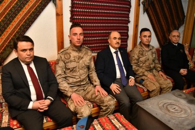 Vali Dagli, Mehmetçikle Iftar Yapti, Asker Ailesiyle Görüntülü Görüstü