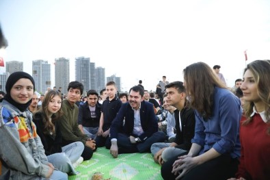 Bakan Kurum, Ilk Defa Oy Kullanacak 5 Bin Gençle Iftarda Bulustu