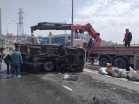 E-5 Karayolunda Metal Yüklü Kamyon Devrildi