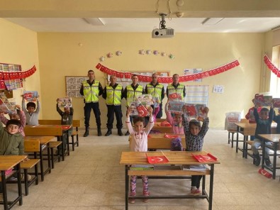 Emirdag'da Jandarma Çocuklara Bayrak Dagitti
