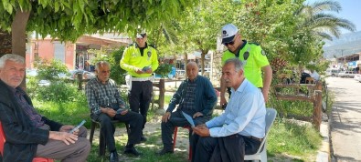 Hassa'da Trafik Polisi Traktör Sürücülerini Bilgilendirdi