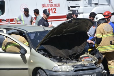 Izmir'de Trafik Kazasi Açiklamasi 4 Yarali