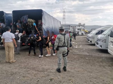 Meksika'da Kamyon Kasasinda 330 Kaçak Göçmen Yakalandi