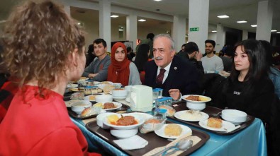 Rektör Çomakli, Iftarini Ögrencilerle Birlikte Yapti