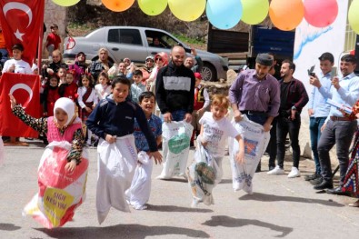 Sivas'ta 10 Mevcutlu Köy Okulunda Dillere Destan 23 Nisan Kutlamasi