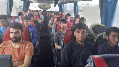 Yolcu Otobüsünde Seyahat Eden 25 Kaçak Göçmen Yakalandi