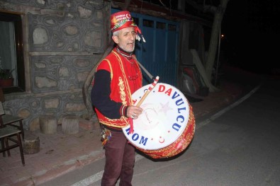 Konyali Davulcu, 36 Yildir Mahalle Sakinlerini Isimleriyle, Manilerle Sahura Kaldiriyor