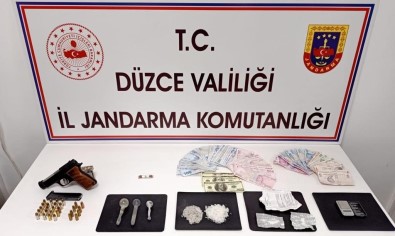 Uyusturucu Saticisi Sahte Dolarla Yakalandi