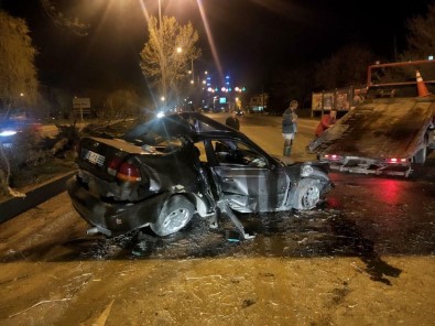 Hurdaya Dönen Araçtaki 2 Kisi Yaralandi